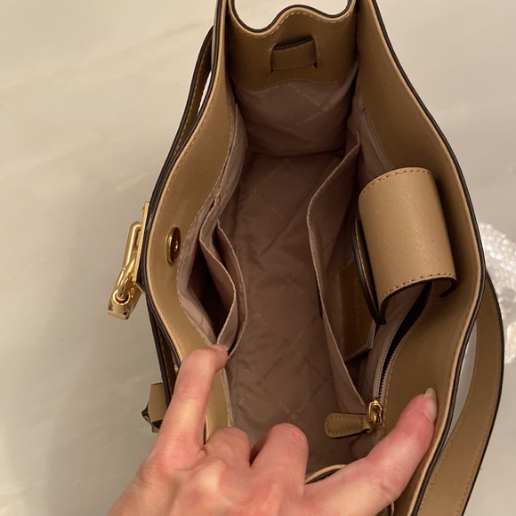 NWOT Michael Kors med Hamilton satchel. - Picture 9 of 13